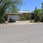 15 Minute Walk To Plaza Apartment *