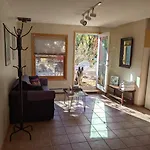 Studio Apartment 15 Minute Walk To Plaza