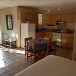 Studio Apartment 15 Minute Walk To Plaza